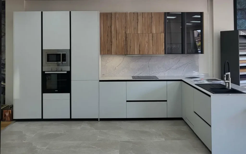 Cocina reformada a medida con encimera de granito