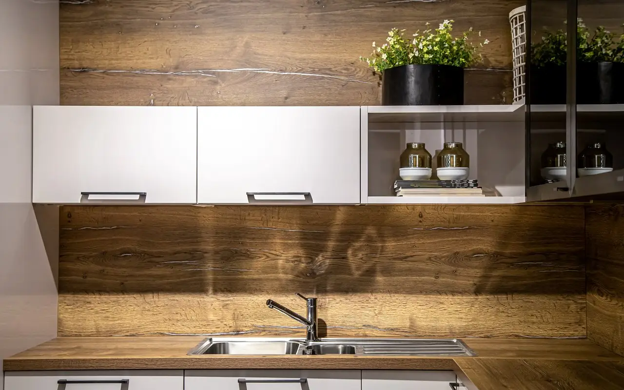 resize_grifo-de-cocina-de-acero-interior-de-cocina-de-madera-moderna
